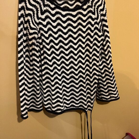 Trina Turk medium sweater - Picture 3 of 9